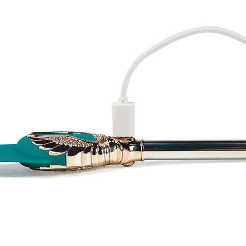 На фото темно-зелений вібратор, що лежить горизонтально, з білою зарядкою