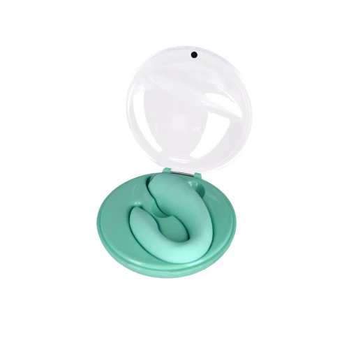 На фото зображено бірюзовий казковий вібратор FairyGasm PleasureBerry green для пар на білому тлі.