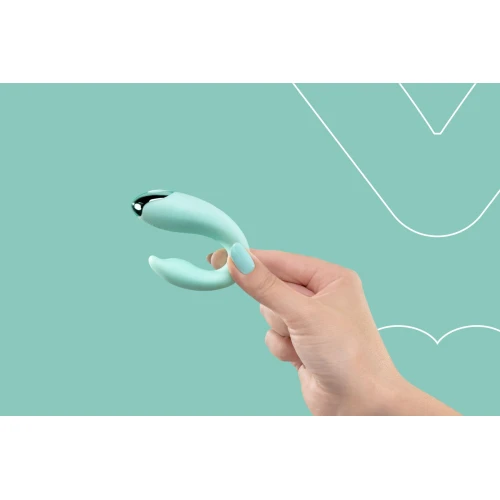 На фото зображено бірюзовий казковий вібратор FairyGasm PleasureBerry green для пар на зеленому тлі.