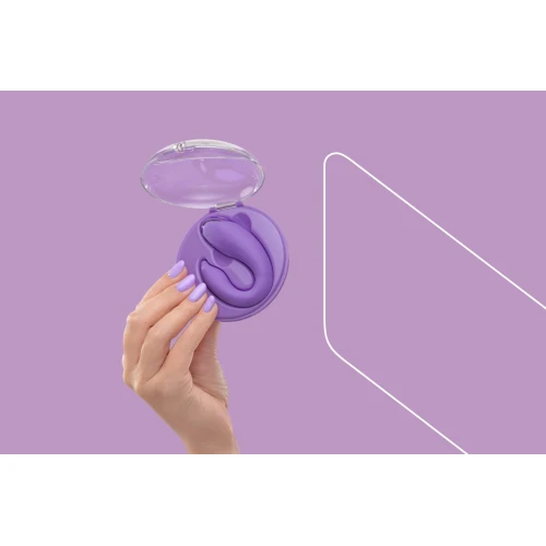 На фото зображено фіолетовий вібратор FairyGasm PleasureBerry violet для пар на фіолетовому тлі.