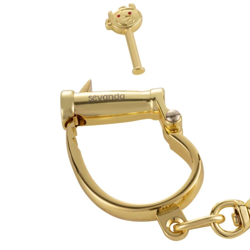 На фото зображено золоті наручники LOCKINK Love-slave Handcuffs на білому тлі
