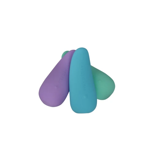 На фото зображений блакитний кліторальний тихий вібратор FairyGasm ThrillLeaf для жінок на білому тлі.