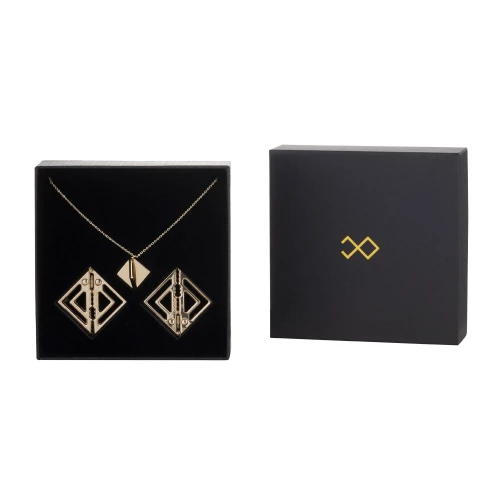 На фото зображені золоті затискачі для сосків з легкою підвіскою LOCKINK Adjustable Nipple Clamps with Light Pendant - Golden для жінок на білому тлі