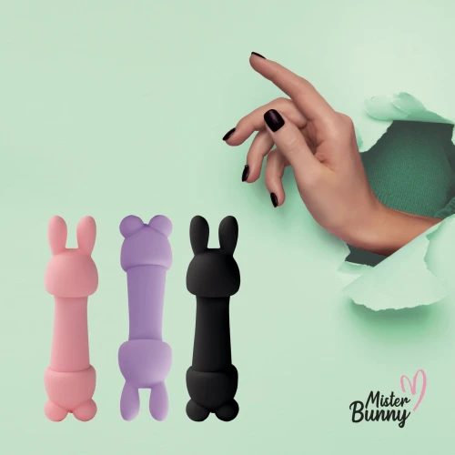 На фото зображені різнокольорові віброкулі FeelzToys Mister Bunny для жінок на зеленому тлі.