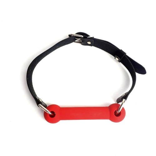 На фото зображено чорно-червоний кляп-палиця Art of Sex - Унісекс Gag Stick Silicon на білому тлі