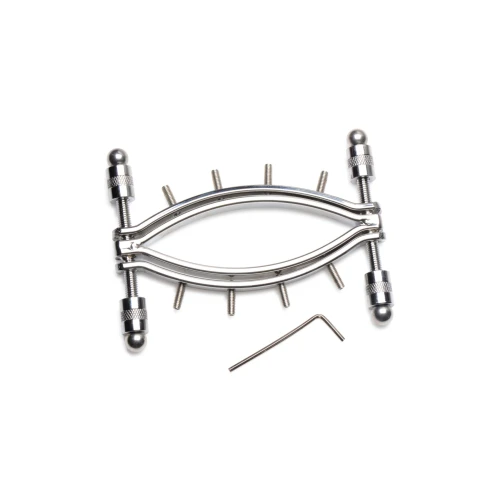 На фото зображено сірий затискач для статевих губ із сталі Master Series Spread'Em Poker Vagina Clamp на білому тлі