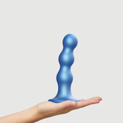 На фото изображена синяя насадка для страпона Strap-On-Me Dildo Plug Balls Blue L для пар на светлом фоне