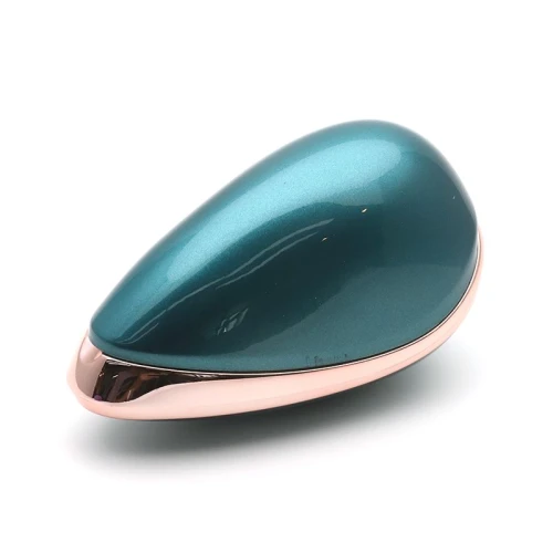 На фото зображено смарагдовий вакуумний стимулятор із 3 режимами всмоктування KisToy K-King Jungle для жінок на білому тлі.