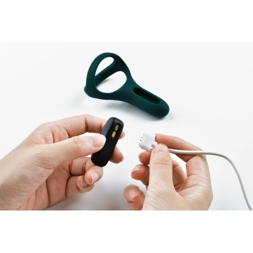 На фото изображено темно-синее двойное эрекционное кольцо Magic Motion Fun Town Rise Turquoise для мужчин на светлом фоне