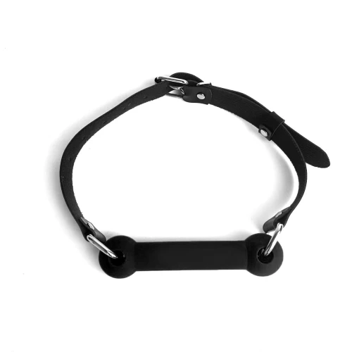 На фото зображено чорний кляп-палиця Art of Sex - Унісекс Gag Stick Silicon на білому тлі