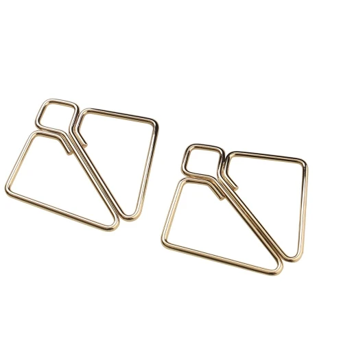 На фото зображено золоті затискачі для сосків LOCKINK Nipple Clamps - Golden для жінок на білому тлі.