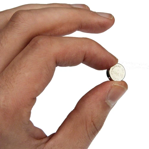 На фото зображена кругла срібляста батарея GP LR44 для секс іграшок унісекс на білому тлі.