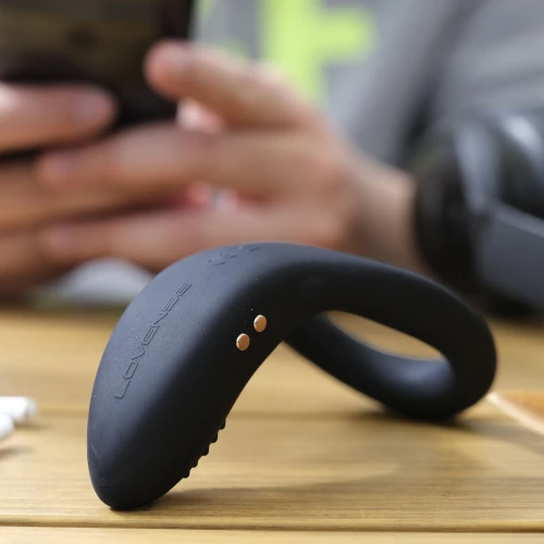 На фото зображено чорне розумне та потужне ерекційне кільце Lovense Diamo Cock Ring для чоловіків на світлому фоні