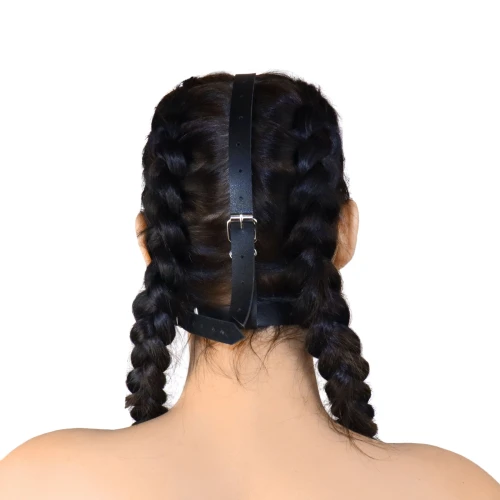 На фото изображен черный кляп-маска Art of Sex Deymon  унисекс на девушке на белом фоне