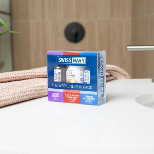 На фото изображена разноцветная коробка набора лубрикантов Swiss Navy Weekend Fun Pack 3 х 30 мл унисекс на разноцветном фоне.
