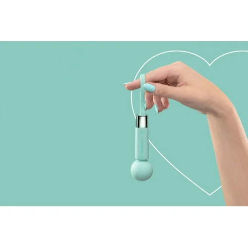 На фото зображено зелений магічний вібромасажер FairyGasm Pearlstasy green для жінок на зеленому тлі.