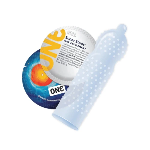 На фото изображены желтые презервативы ONE Super Studs для мужчин на белом фоне.