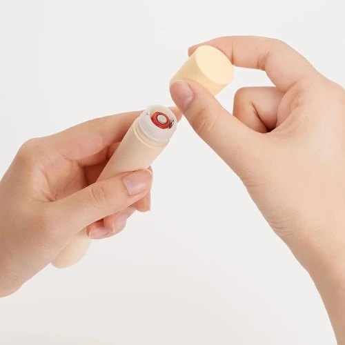 На фото: вібратор, який тримають дві руки