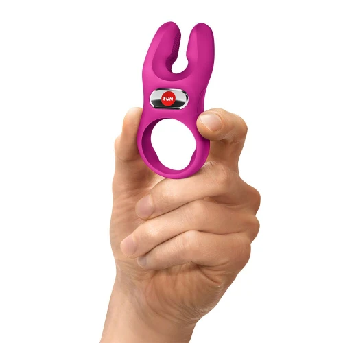 На фото эрекционное виброкольцо с двойной стимуляцией клитора Fun Factory PRO PRO Magenta, 2 мотора