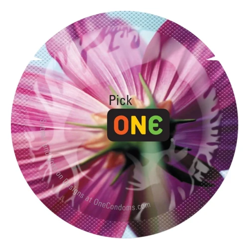 На фото презерватив ONE Color Sensations Pick ONE, 1 шт, фиолетовый, гладкий, со смазкой