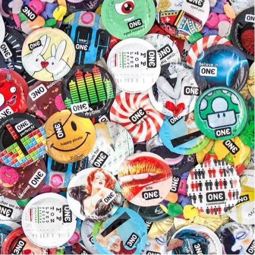 На фото презерватив ONE Extra Strong, 1 шт., расширенная форма, со смазкой, подходит для анального секса.