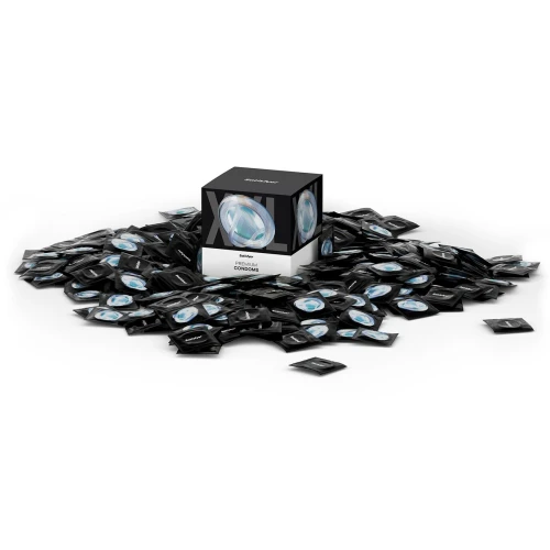 На фото набор презервативов Satisfyer Premium Condoms XXL (64 мм) 100 шт