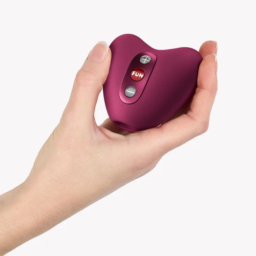 На фото вакуумный стимулятор Fun Factory Libera, 11 уровней вакуума, перезаряжае