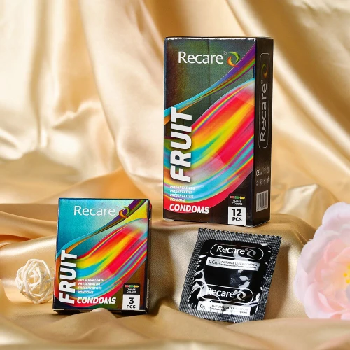 На фото презервативы Holographic Recare Color Fruit Flavour Condoms 12 шт, ароматы: мята, банан, клубника