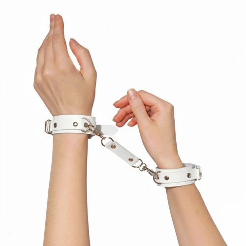 На фото наручники из экокожи Art of Sex - Eva, цвет белый