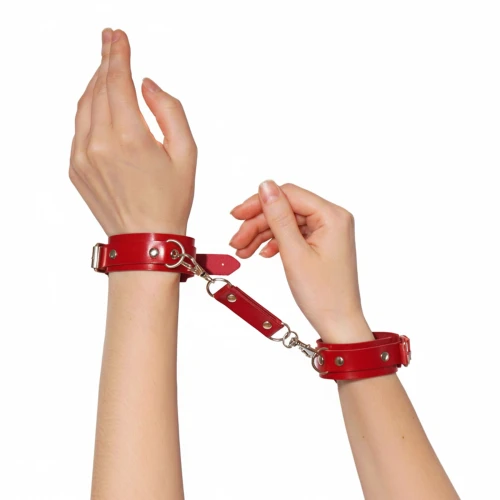 На фото наручники из экокожи Art of Sex - Eva, цвет красный