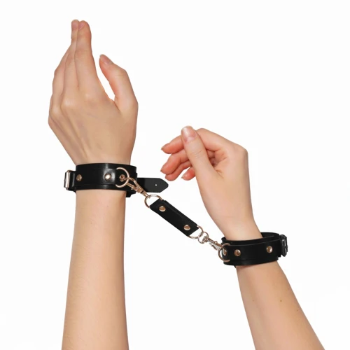 На фото наручники із екошкіри Art of Sex - Eva, колір чорни