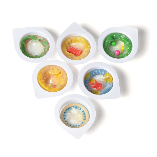 На фото насадка на член Recare Spike Condom Orange (презерватив с усиками и шипами)