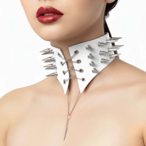 На фото шокер воротник с шипами Art of Sex - Ariadne, натуральная кожа, цвет белый, XS-M