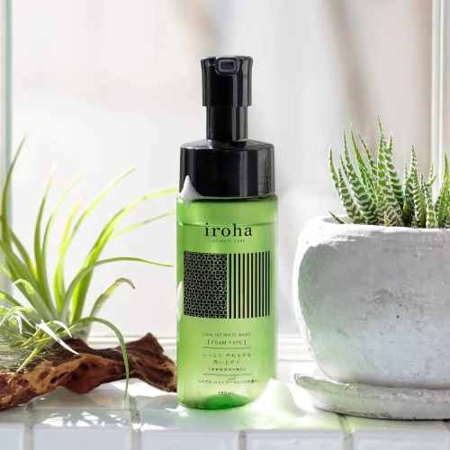 На фото пена для интимного ухода Iroha Intimate Wash Foam Type Bergamot and Bitter Orange 150 мл