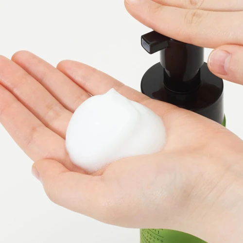 На фото піна для інтимного догляду Iroha Intimate Wash Foam Type Damask Rose and Geranium 150 мл