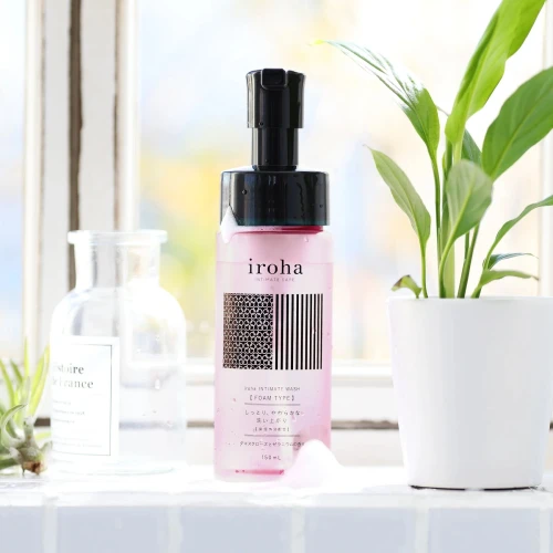 На фото піна для інтимного догляду Iroha Intimate Wash Foam Type Damask Rose and Geranium 150 мл