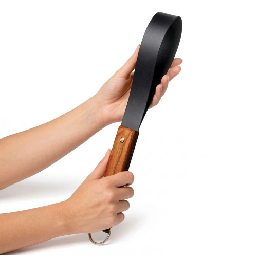 На фото кожаная трещотка с деревянной ручкой Art of Sex - Deniro, цвет черный