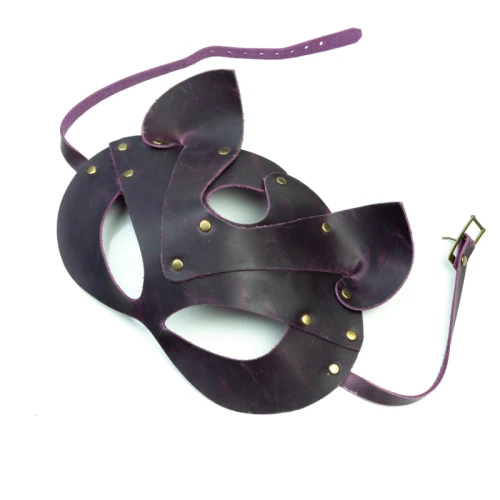 На фото зображена фіолетова маска кішки з натуральної шкіри LOVECRAFT унісекс на білому тлі