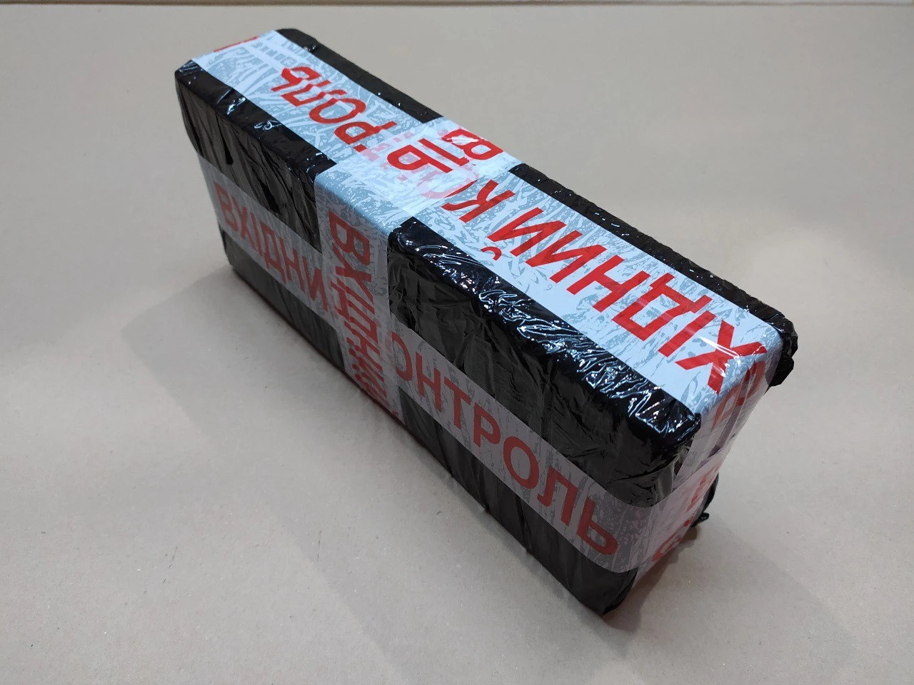 на фото изображена посылка Новой почты с упаковкой и анонимной доставкой для клиентов