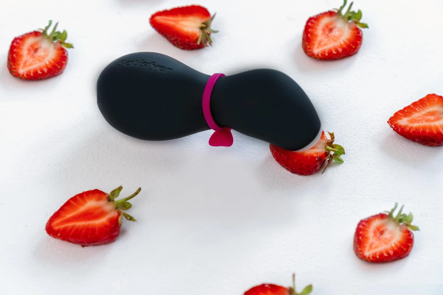 на фото зображений вакуумний вібратор Пінгвін з полуничками