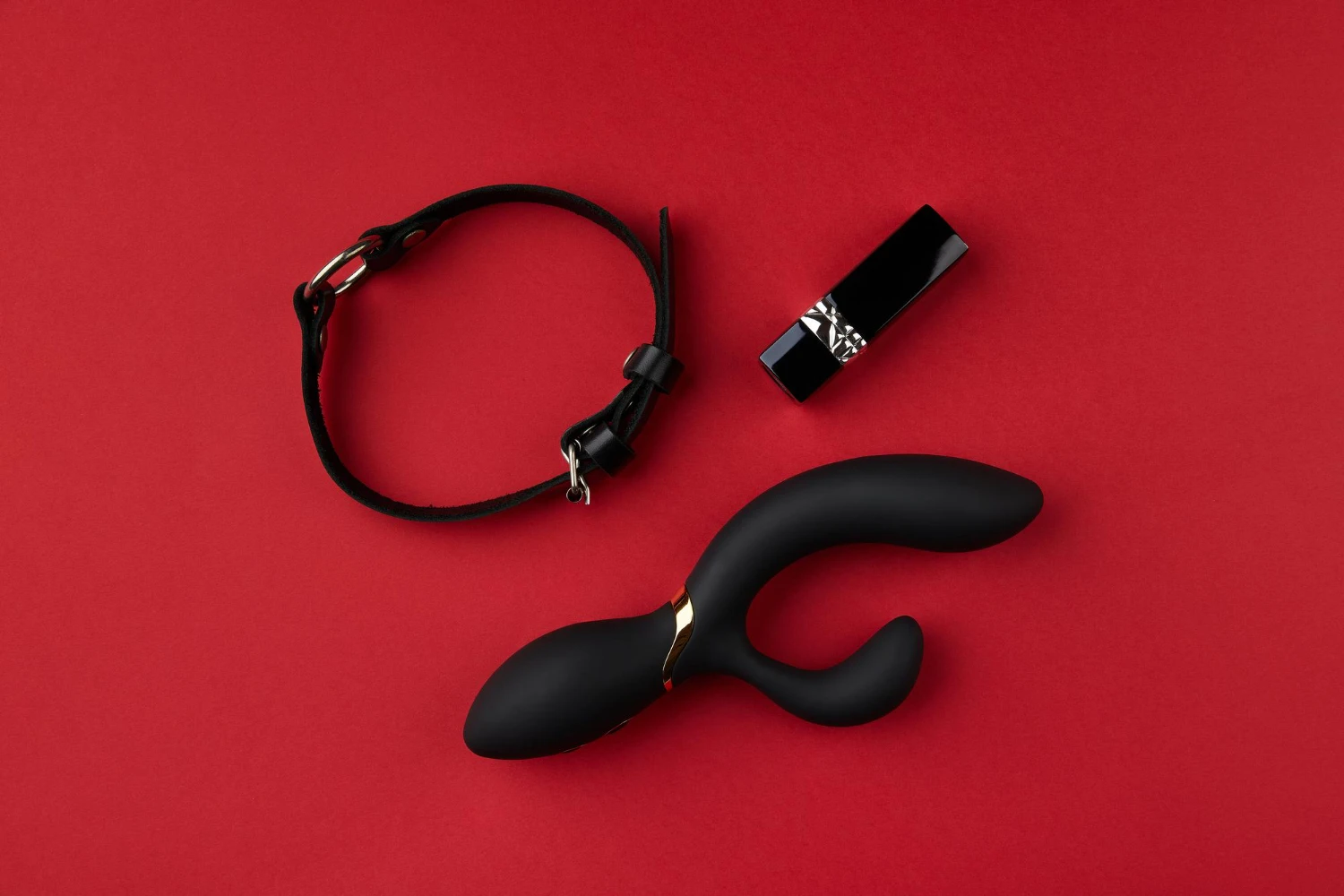 на красном фоне изображен черный вибратор, помада Диор и бдсм ошейник