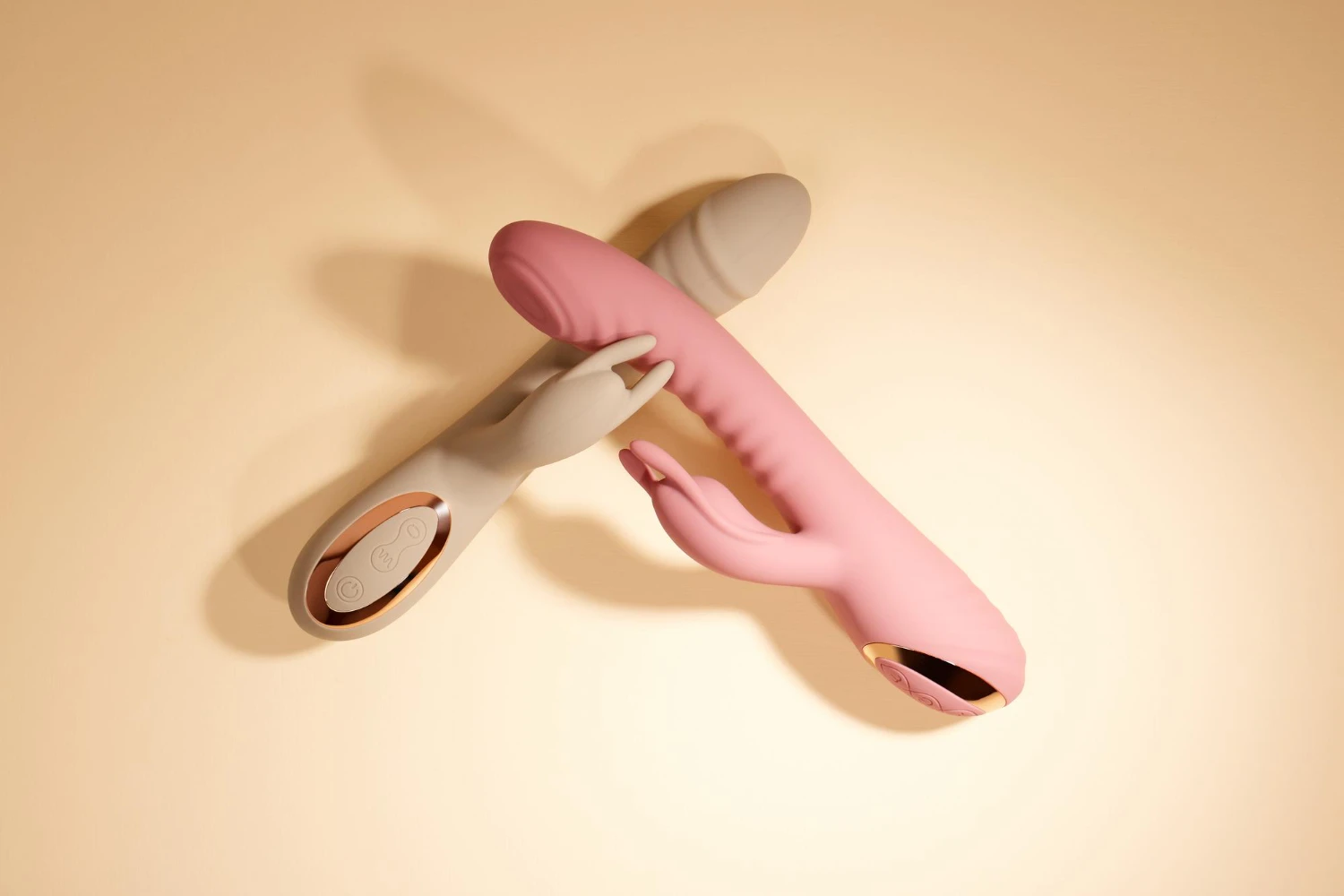на бежевом цвете изображены два пастельных вибратора пульсатора