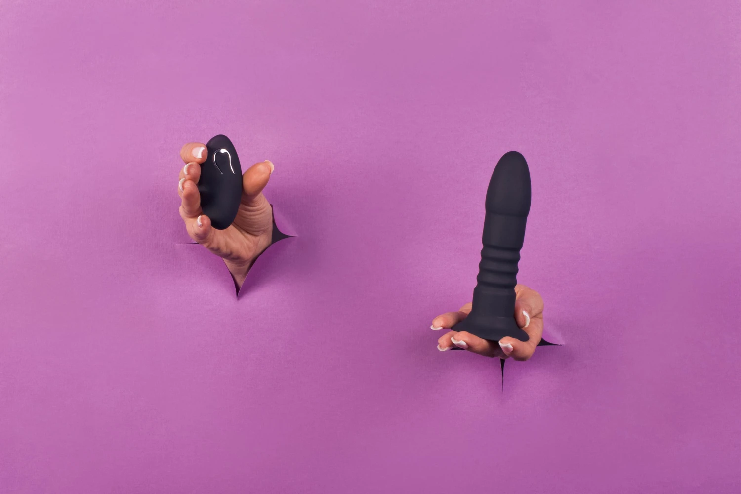 на сиреньовому фоні зображений реалістичний вібратор на присосці чорного кольору