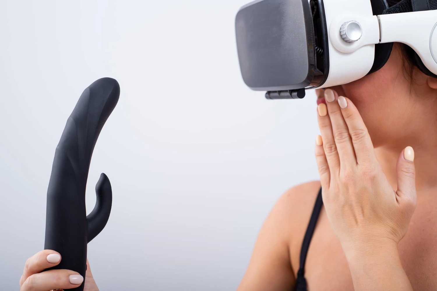 на фото изображен смарт вибратор с управлением с телефона и девушка в VR очках