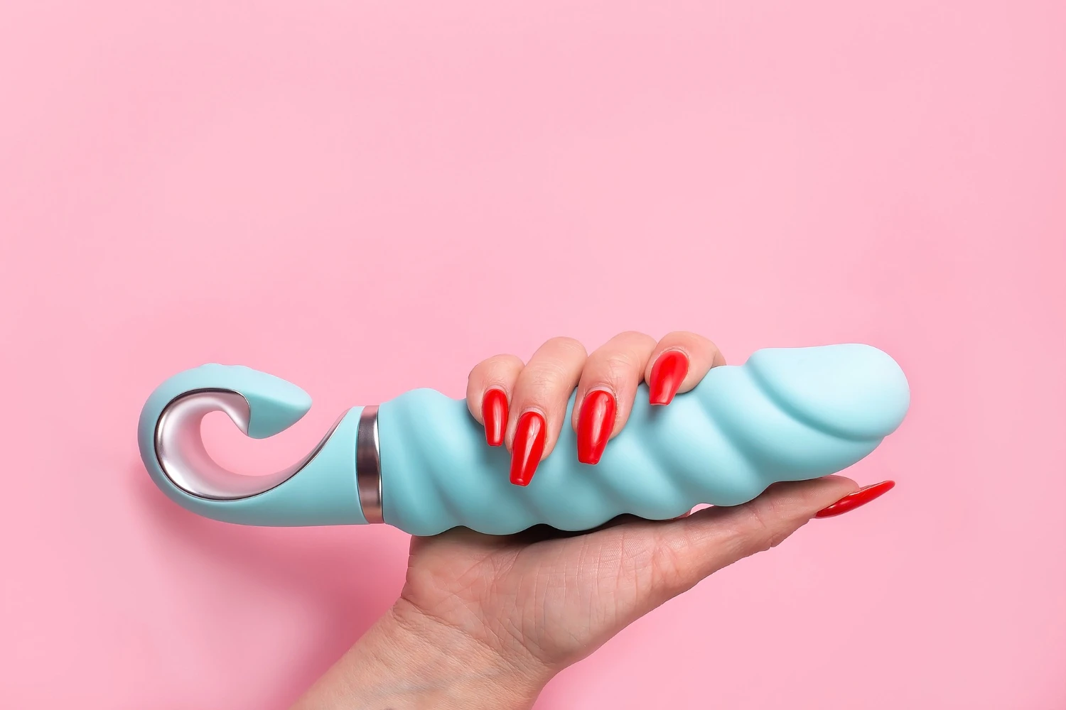 на розовом фоне изображен современный вибратор бирюзового цвета