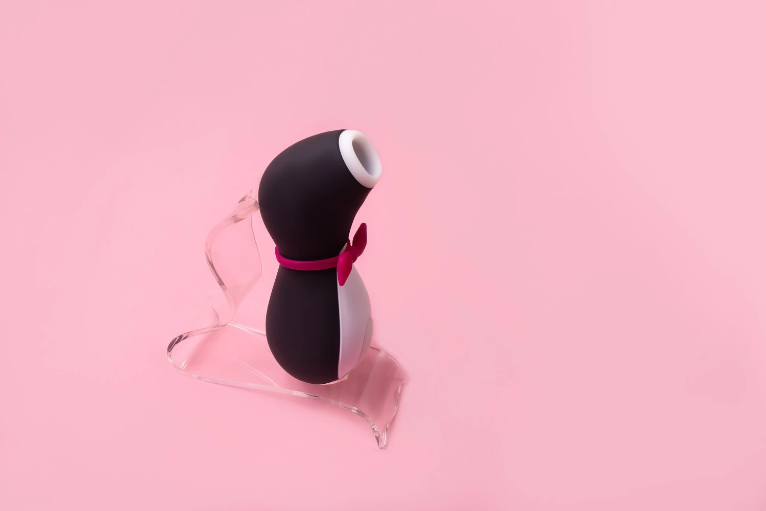 на розовом фоне изображен Satisfyer Penguin - Сатисфаейр Пингвин
