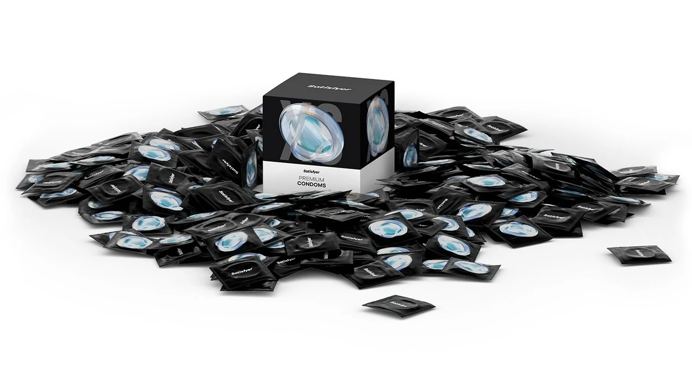 на білому фоні зображені презервативи бренду Сатісфаєр - Satisfyer Premium Condoms