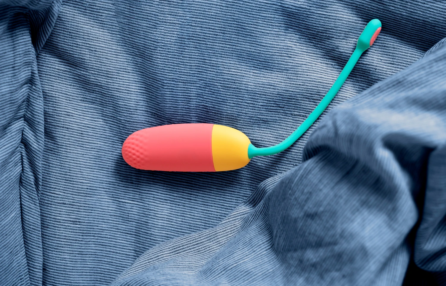 на фото зображена на синьому джинсі віброкуля - тренажер інтимних м'язів