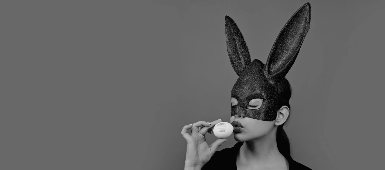 черно-белая фотография, на которой изображена девушка в черной маске БДСМ