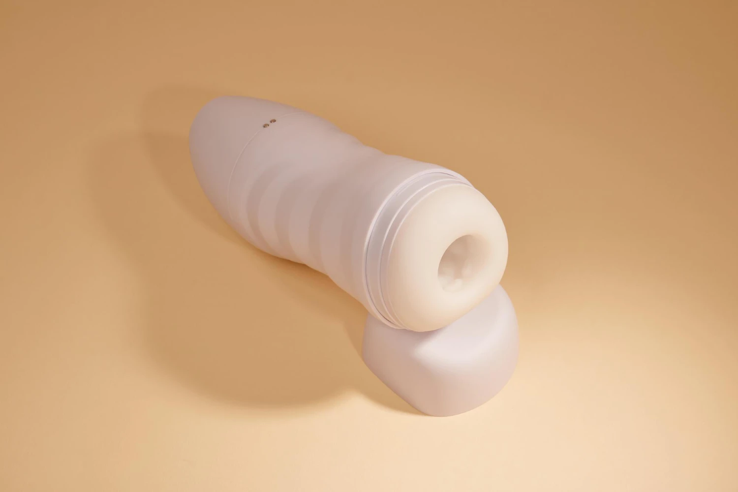 на бежевом фоне изображен мастурбатор вагина для мужчин белого цвета
